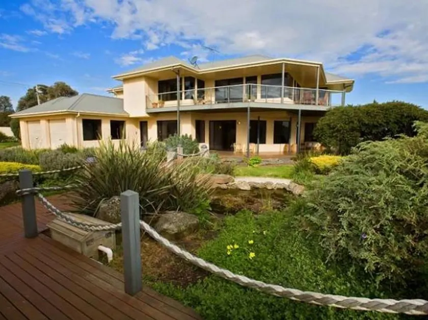 Hilltop Apartments Phillip Island - Image 1