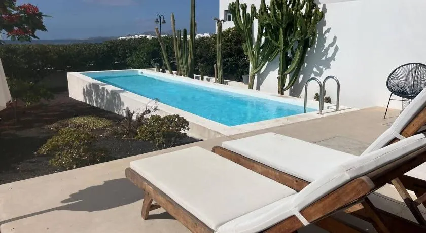 Casa en el mar con infinity pool - Image 1