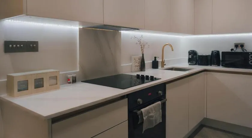 Luxurious Apartment in St Albans - Image 1