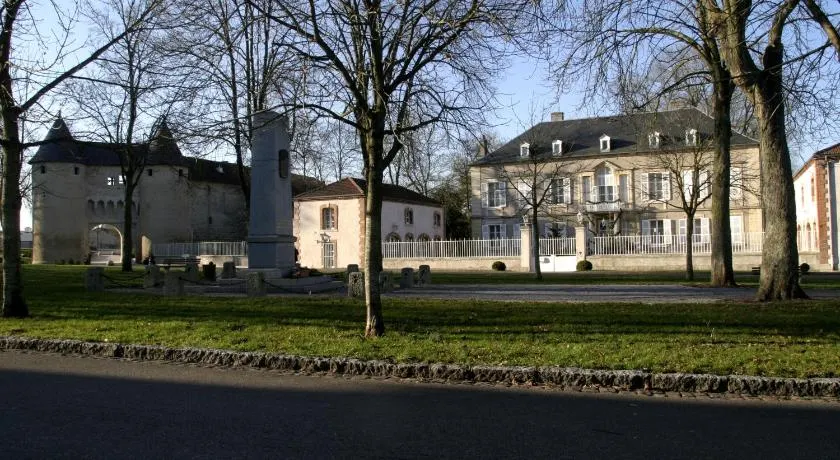 Château Mesny Gite Au Fil des Pages - Image 1