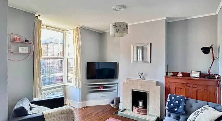 Charming 2 Bed Terrace in Central Caversham - Image 1