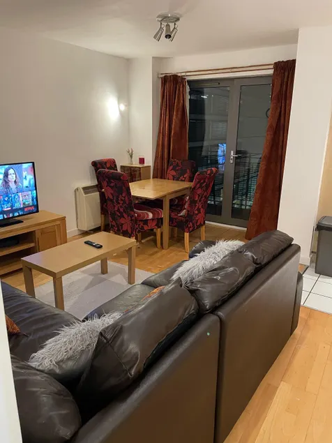 Lovely 2 bedroom apartment in M1 with parking - Image 1