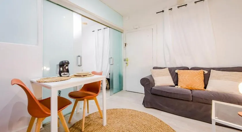 Private Embajadores Apartment - Image 1