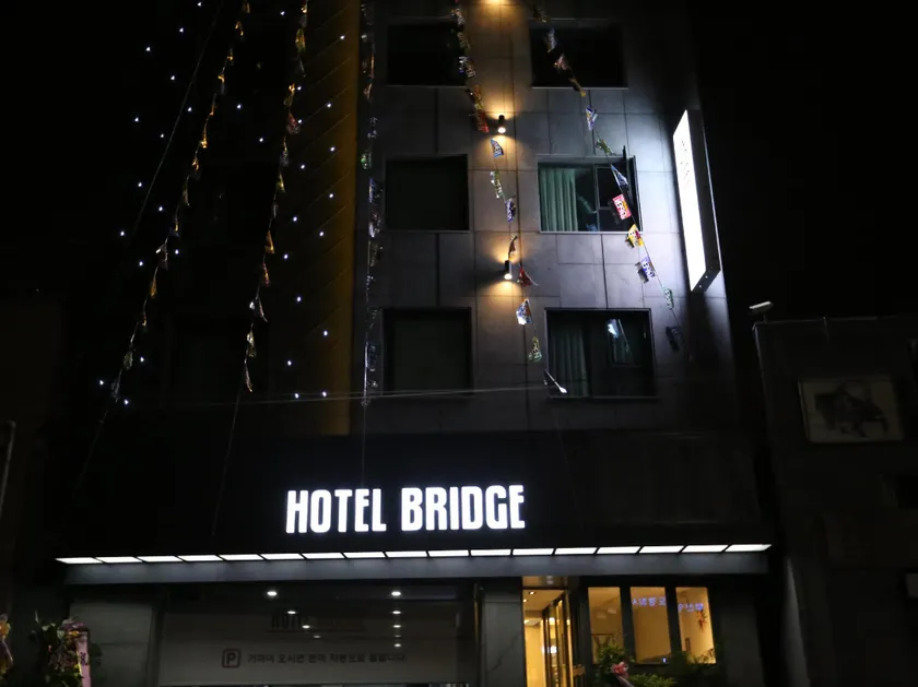 Hotel Bridge - Image 1