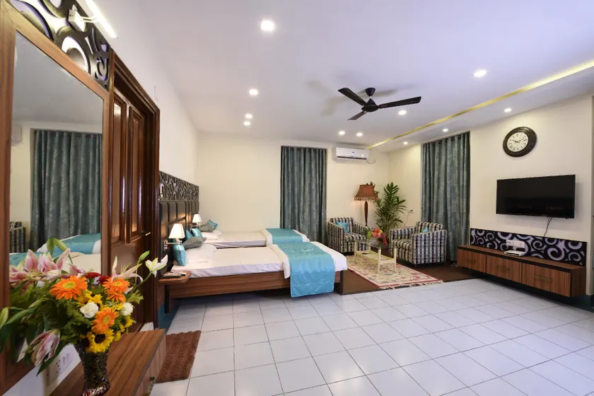 OYO Chowdhury Estate Premium Near M.p. Birla Planetarium - Image 1