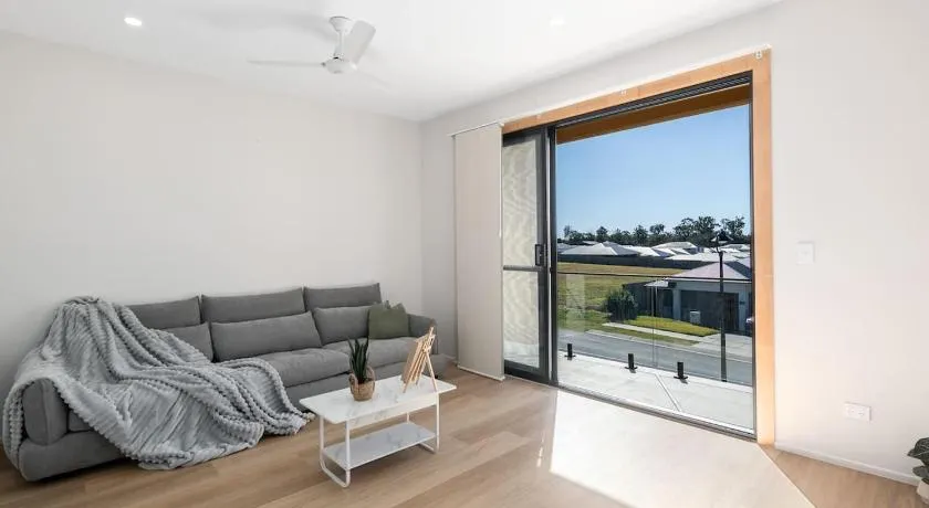 Spacious Modern 6BR Family Home in Pallara QLD - Image 1