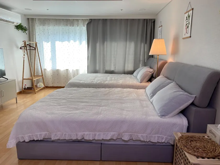 Hongdae Residence-2 1min from Hongik Uni station Exit #1 - Image 1