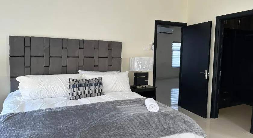 2 bed bungalow en-suite, with pool & gym - Image 1