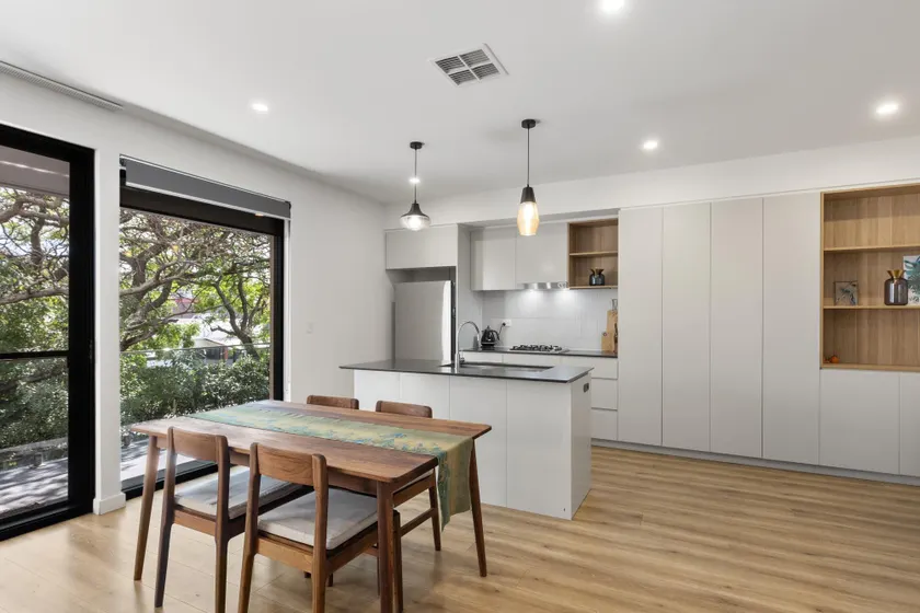 Stylish 3-Bed Townhouse Near City Fringe - Image 1