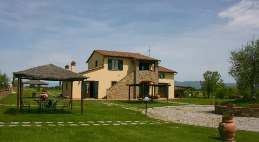 Apartamento con piscina y área privada al aire libre con mesa y sillas.  Cortona (Arezzo) - Image 1