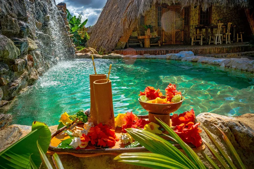 CHALET TROPICAL Hotel & Pool Bar Restaurant - Image 1