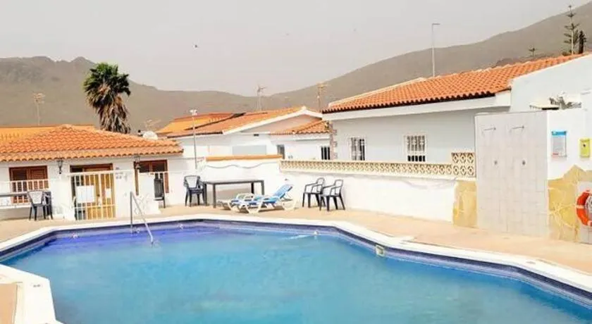 Piscina, terraza y barbacoa en Tenerife Sur - Image 1