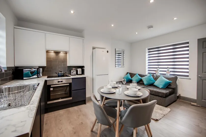Elegant and Modern Recently Refurbished House - Image 1