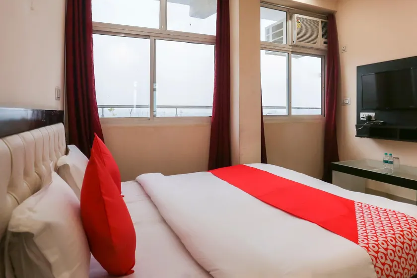 OYO 69889 Hotel Premium - Image 1