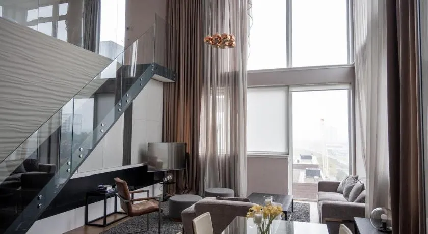 Stunning 3 Bed Penthouse in West End - Image 1