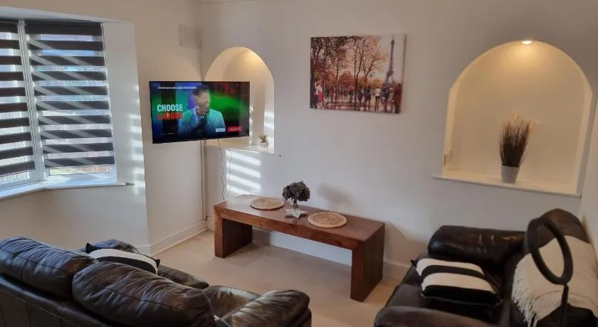 Dulverton house - 3 bed house /sleeps 6+ driveway+close to M1 - Image 1