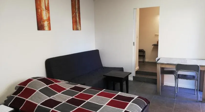 Lommel Inn, wifi gratuito, 7/24 check inn, televisión vía satélite, aparcamiento gratuito, 4 personas - Image 1