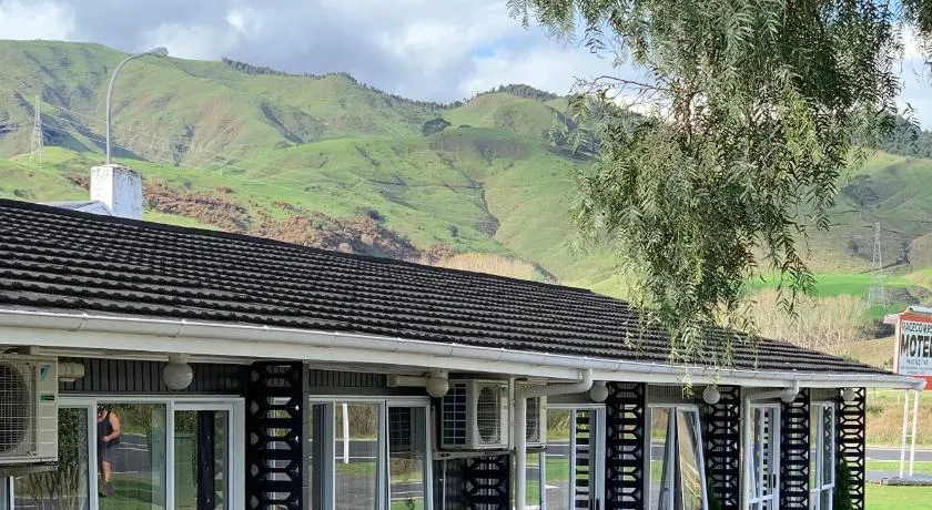 Racecourse Motel - Image 1