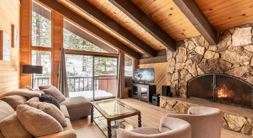 Beautiful 3-Bedroom Contemporary Mountain Home condo - Image 1