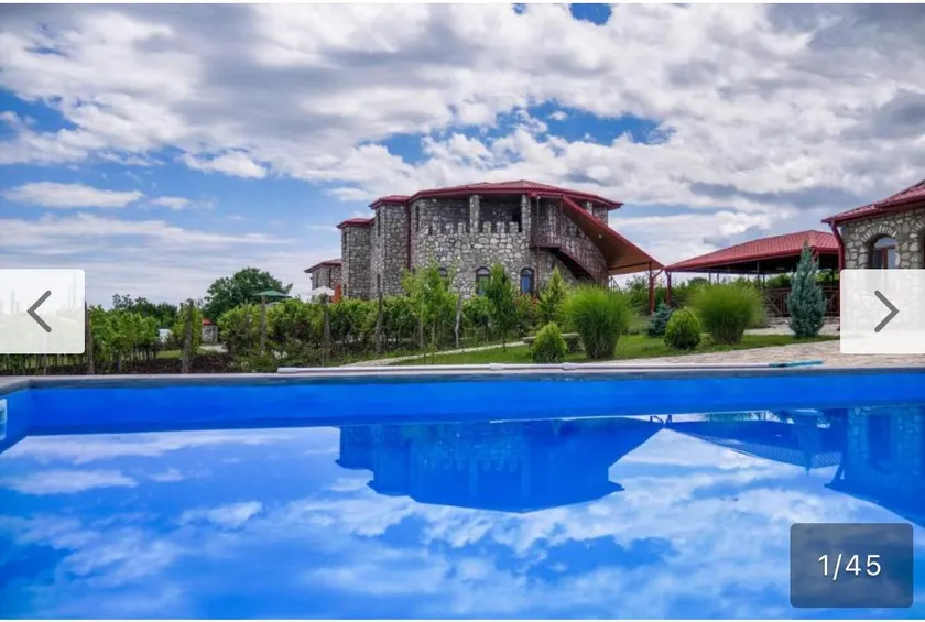 Chateau White Flags შატო თეთრი ბაირაღები - Image 1