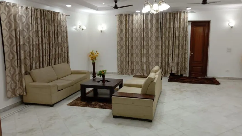 Beautiful single room available in a villa - Image 1