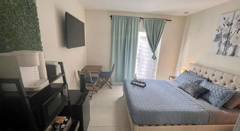 Studio apartment- private entry! - Image 1
