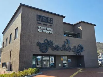 Elderly Dream Time Traveler Center - Image 1