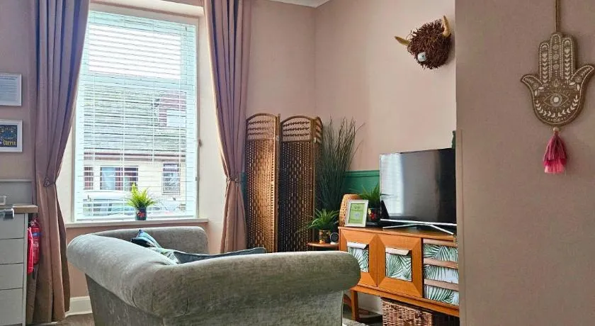 The Ferns - Modern Apartment With Parking & Shared Garden - Image 1