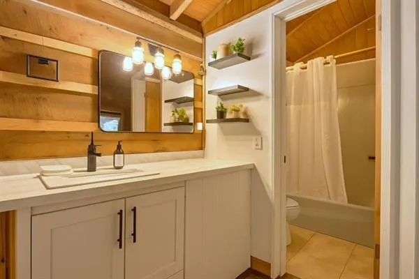 Spacious Wooden Suite #2 By The Lake at Texoma Shores Resort - Image 1