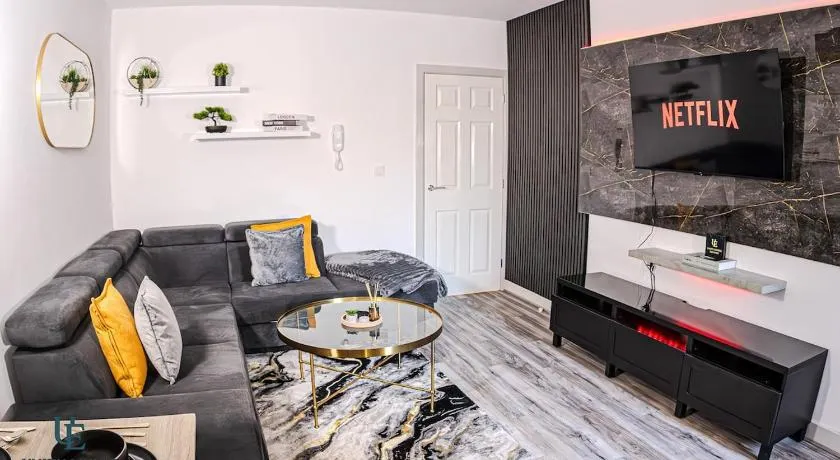 The Modern Suite 1BR Apartment Near Etihad Stadium & Coop Live - Image 1