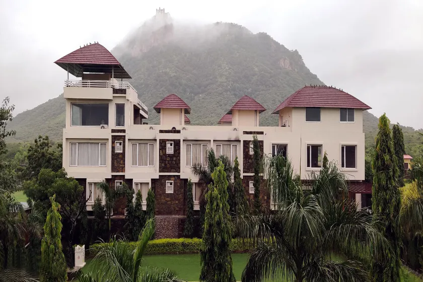 Hotel Devi Palace - Image 1