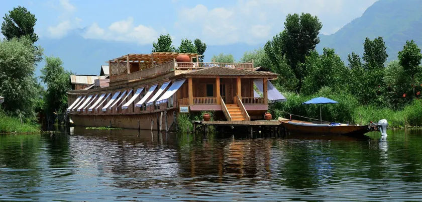 Sukoon Houseboat Dal Lake - Image 1