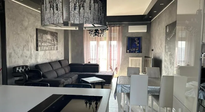 Manhattan House - Image 1