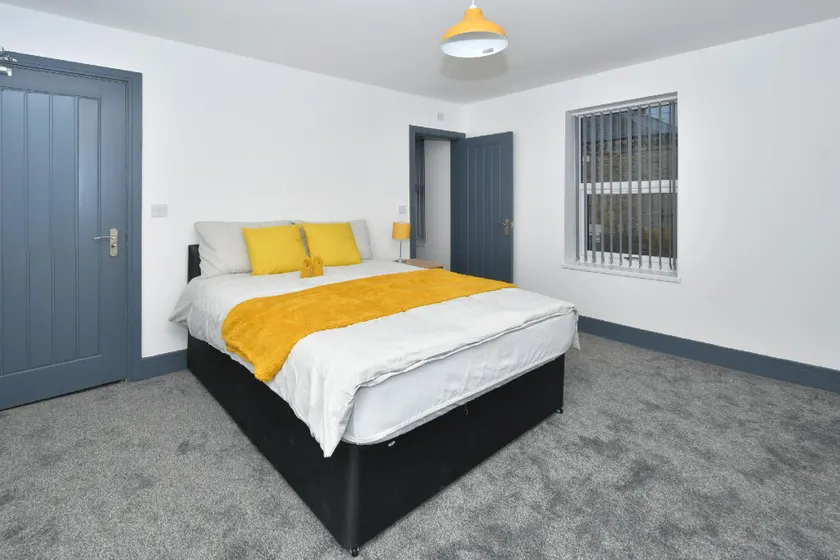 Townhouse @ 24 Brunswick Place Stoke - Image 1