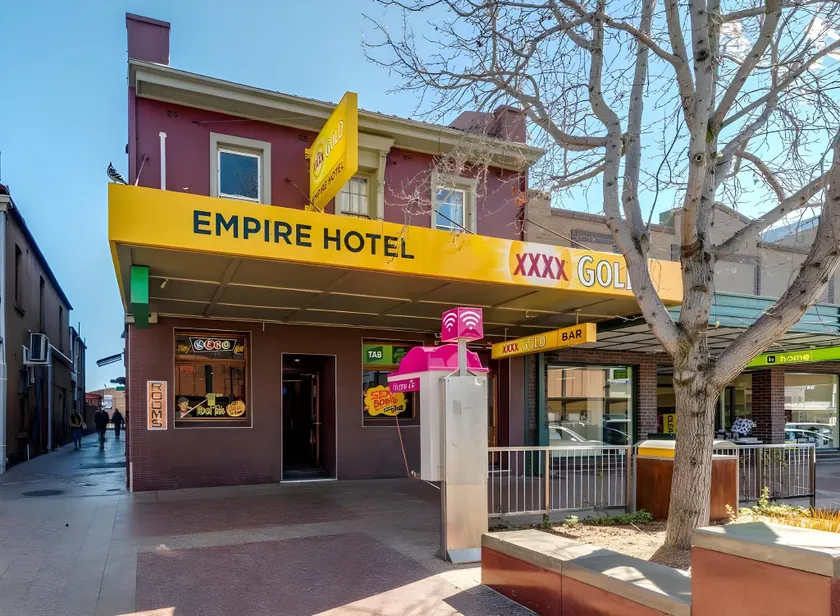 Empire Hotel Goulburn - Image 1