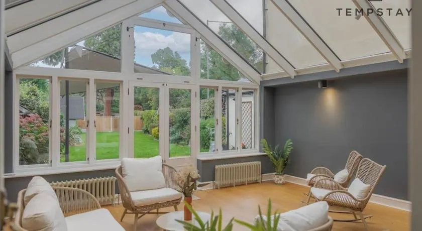 Cosy Family Home Near Thorpe Park & Legoland - Image 1