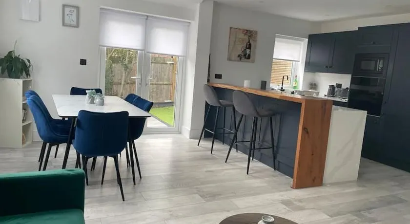 Brand New Big House with garden and free parking - Image 1