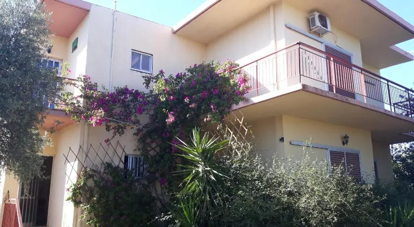 Quiet Home With Sea View - Image 1