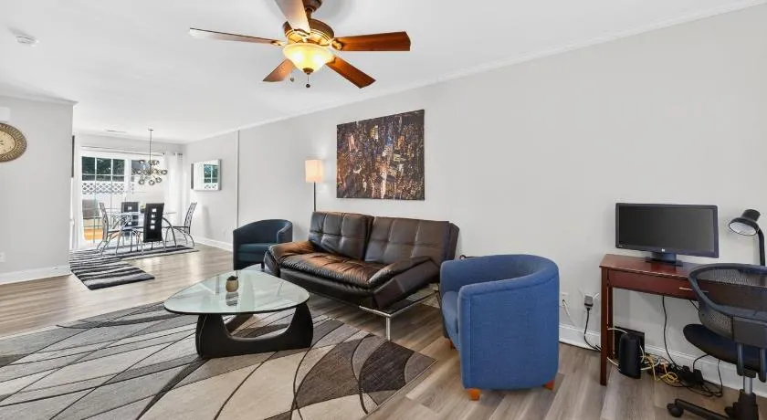 Executive & Luxury 2-bedroom Townhouse with Pool - Image 1
