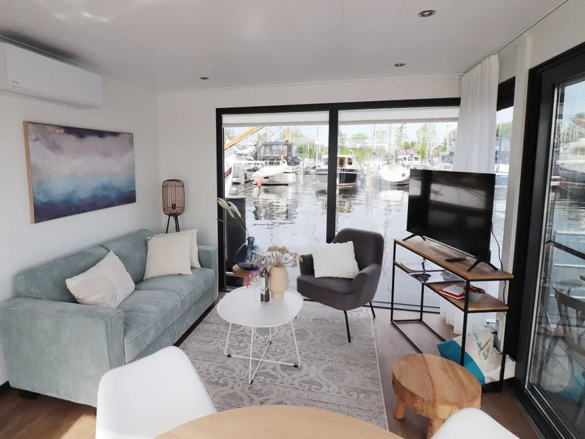 Houseboat in Lemmer with Harbor Views - Image 1