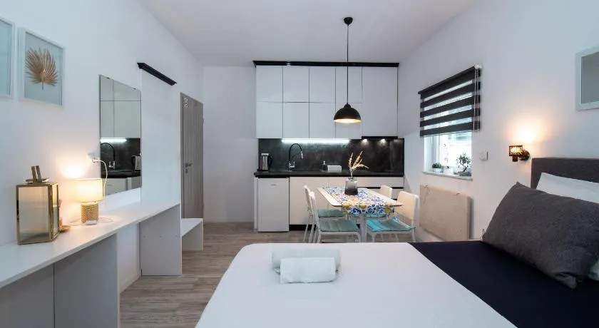 Studioapartment Black & White - Image 1