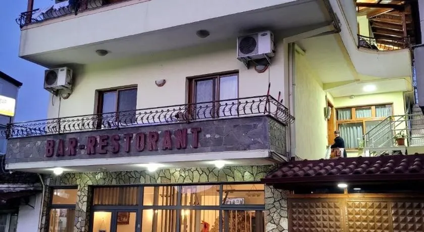 Nako Guest House bar&restaurants - Image 1