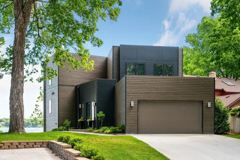 Lakefront Luxury - Image 1