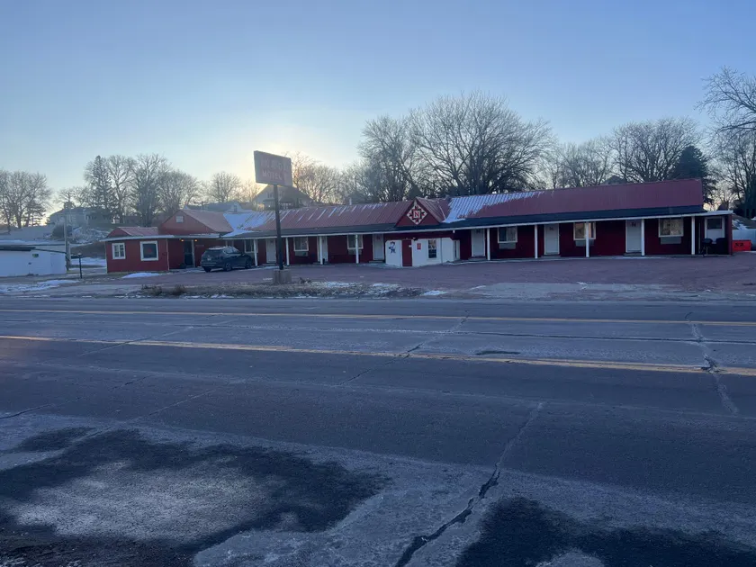 Big Red Inn - Image 1