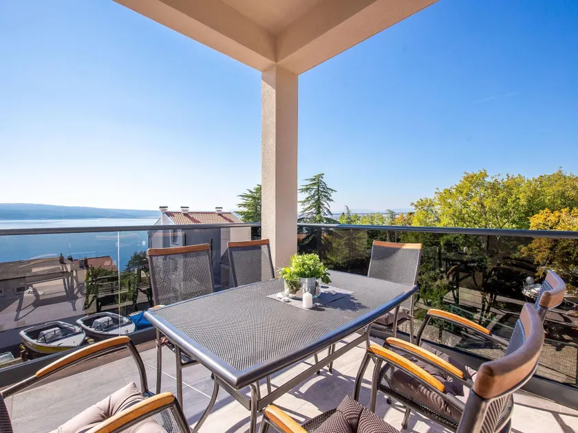 Apartment with swimming pool near sea - Image 1