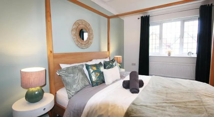 4 Bedroom House Near Manchester Airport, Wythenshawe Hospital and Trafford Centre - Image 1