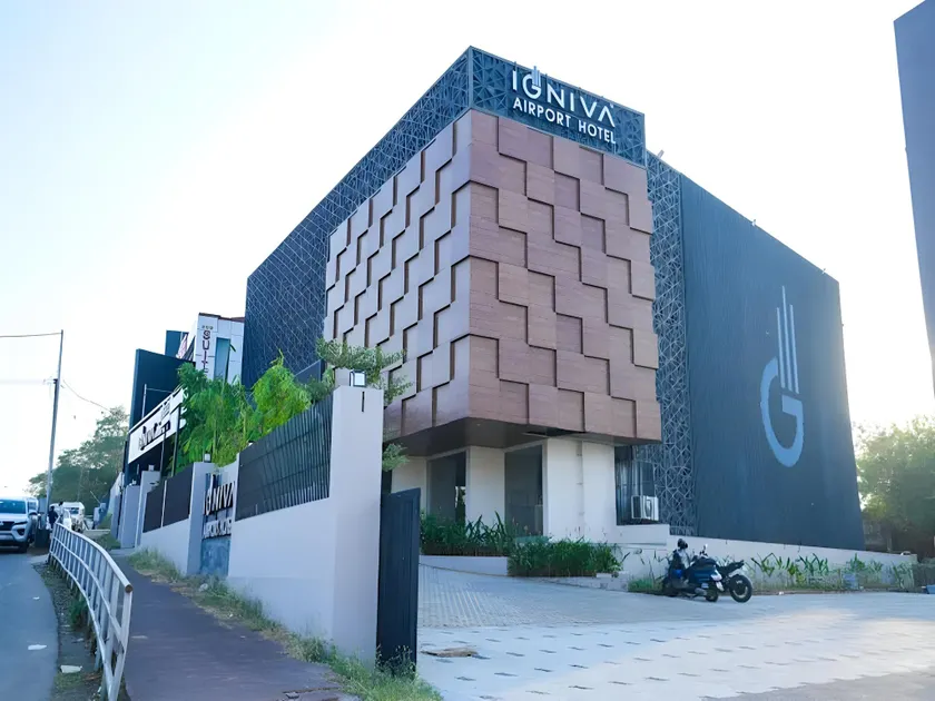 IGNIVA Airport Hotel - Image 1
