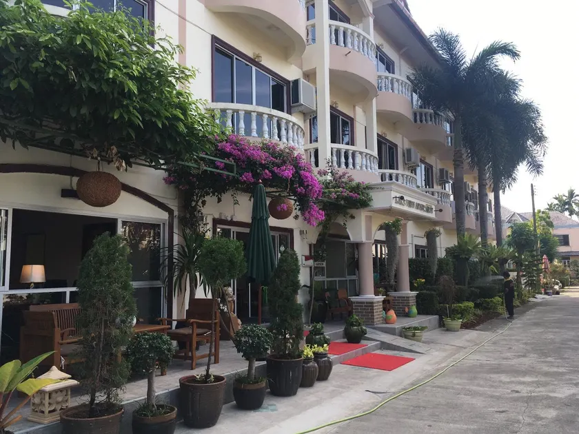 Lakeview Apartment - Image 1