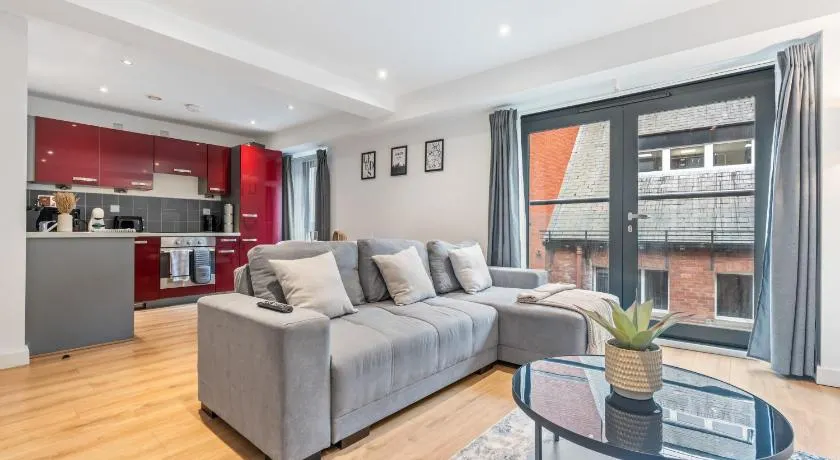 2BR City Centre Flat - Juliette Balcony - Sleeps 6 - Image 1