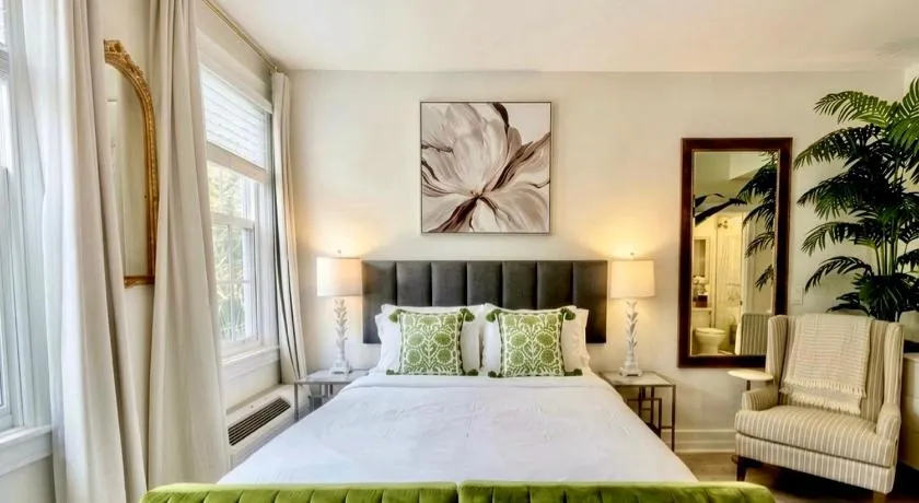 The Green Room - Poolside Studio with Parking Spot at 1920s Historic Residence on Palm Beach Island - Image 1